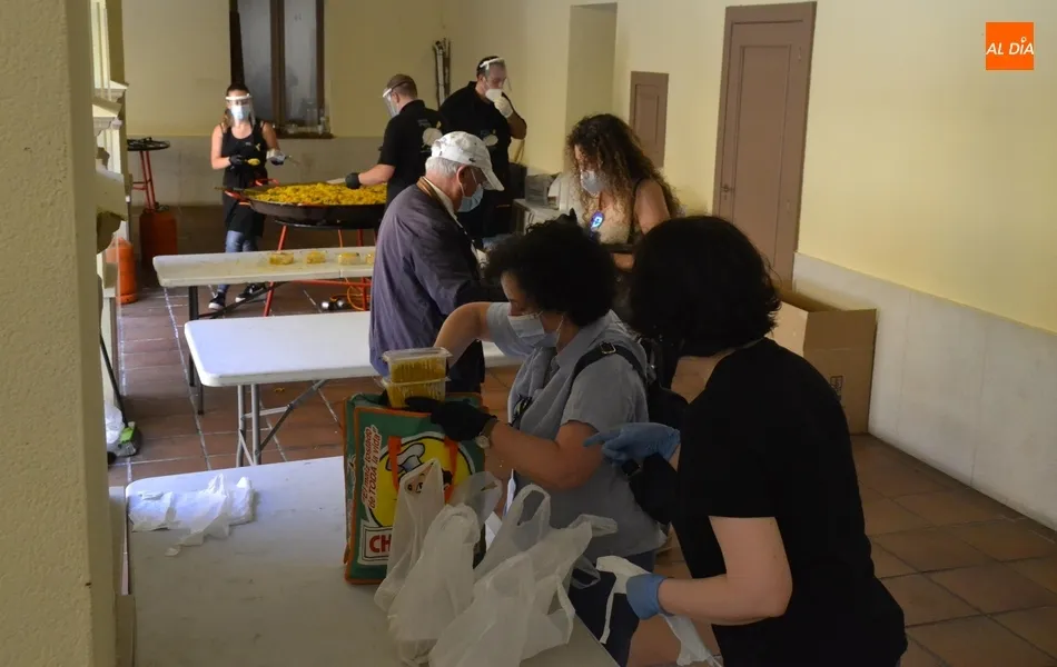 Foto 2 - Gran &eacute;xito de la paella solidaria contra el Covid-19 con 1.008 raciones repartidas  