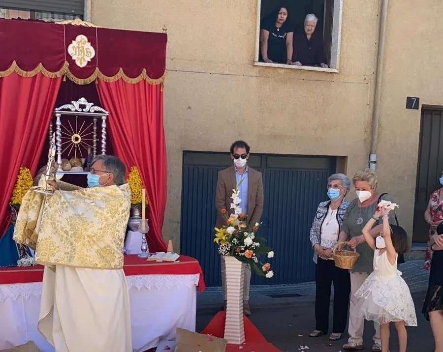 Foto 6 - El Sant&iacute;simo recorre el Valle de San Mart&iacute;n en la 1&ordf; procesi&oacute;n en la ciudad tras 4 meses y...
