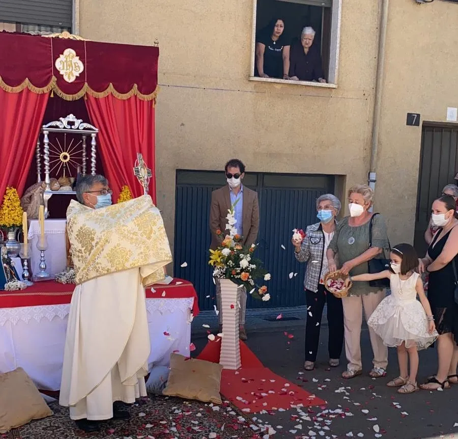 Foto 8 - El Sant&iacute;simo recorre el Valle de San Mart&iacute;n en la 1&ordf; procesi&oacute;n en la ciudad tras 4 meses y...