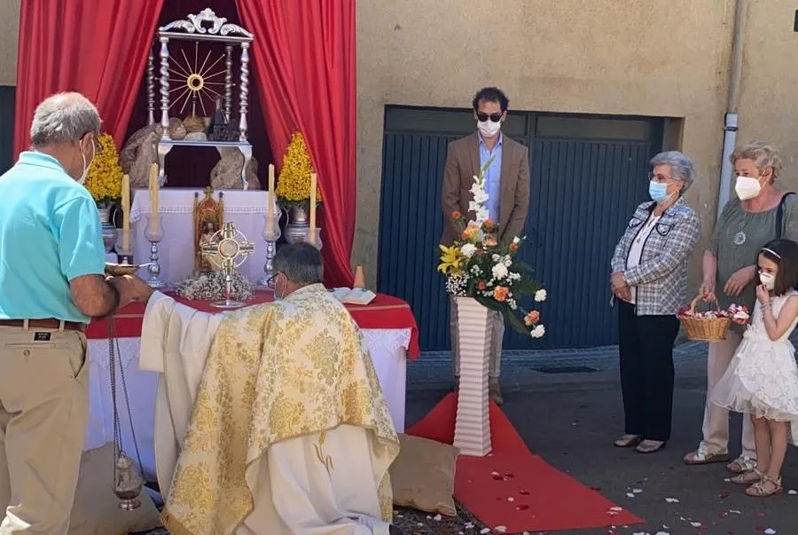 Foto 9 - El Sant&iacute;simo recorre el Valle de San Mart&iacute;n en la 1&ordf; procesi&oacute;n en la ciudad tras 4 meses y...