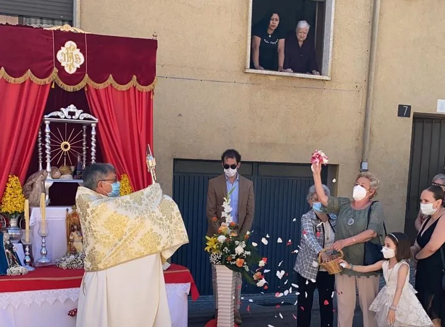 El Santísimo recorre el Valle de San Martín en la 1ª procesión en la ciudad tras 4 meses y...