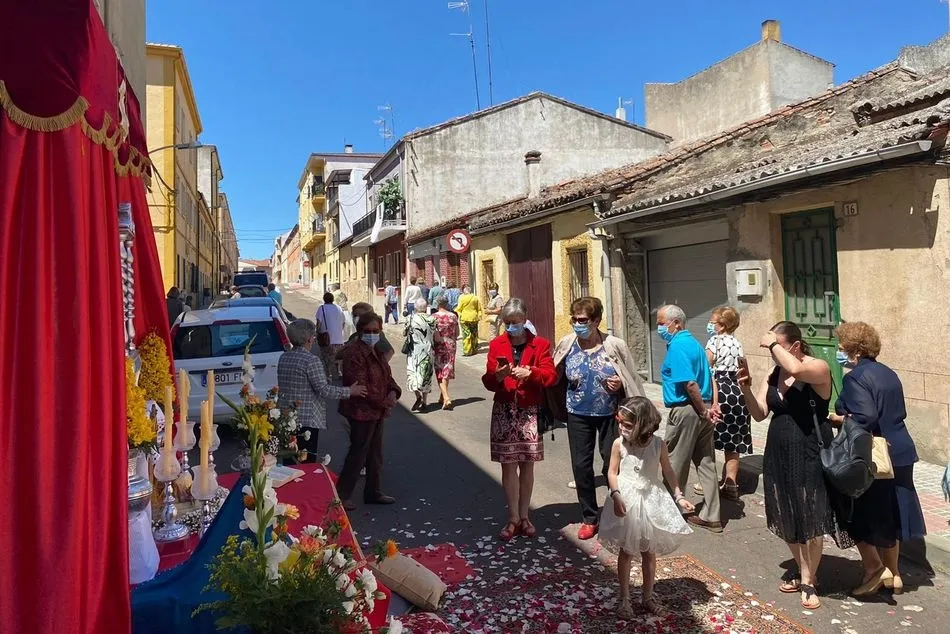 Foto 5 - El Sant&iacute;simo recorre el Valle de San Mart&iacute;n en la 1&ordf; procesi&oacute;n en la ciudad tras 4 meses y...