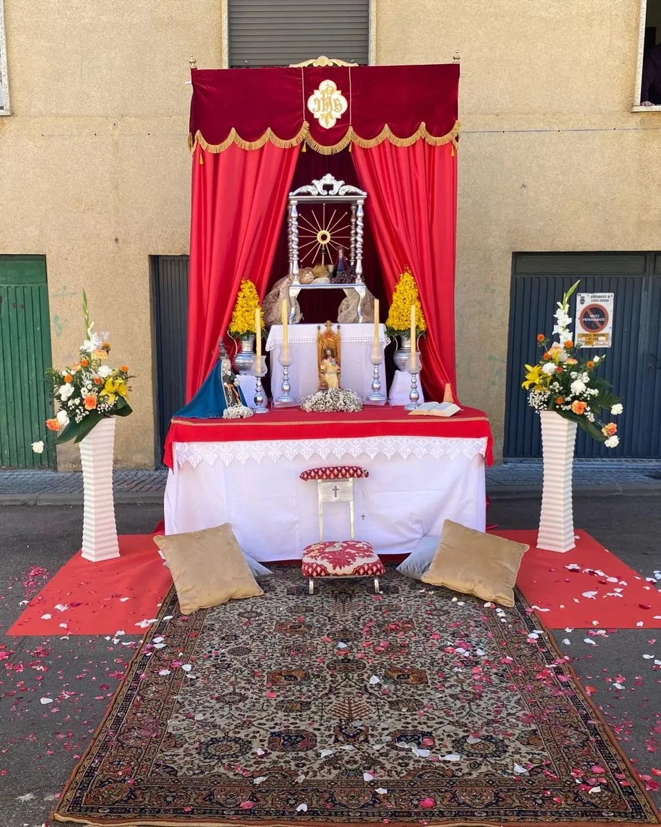 Foto 4 - El Sant&iacute;simo recorre el Valle de San Mart&iacute;n en la 1&ordf; procesi&oacute;n en la ciudad tras 4 meses y...