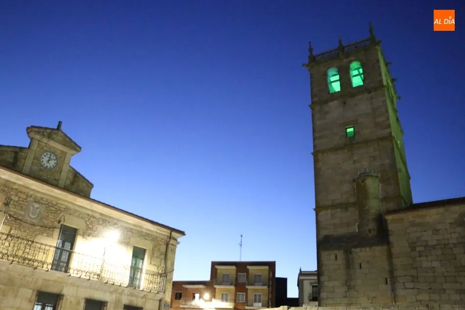 Foto 3 - La torre de la iglesia de Vitigudino se ilumina en verde en apoyo a los enfermos de ELA  
