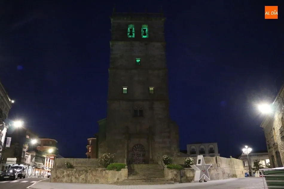 Foto 2 - La torre de la iglesia de Vitigudino se ilumina en verde en apoyo a los enfermos de ELA  