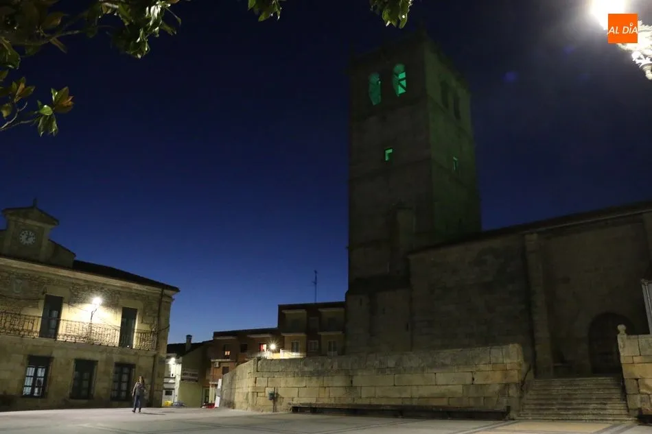Foto 4 - La torre de la iglesia de Vitigudino se ilumina en verde en apoyo a los enfermos de ELA  