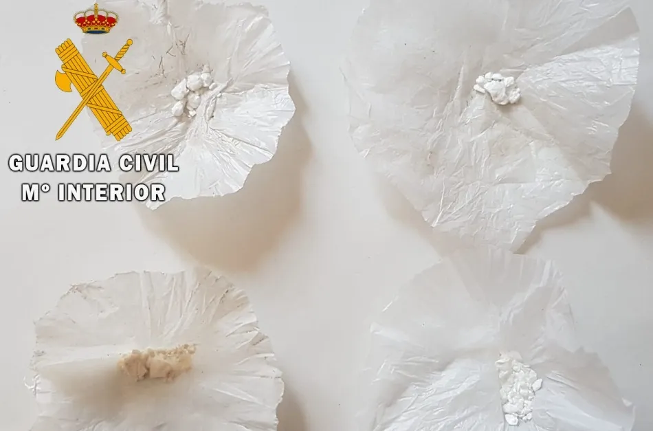 Pillado in fraganti un hombre vendiendo cocaína en el parking de una superficie comercial en...