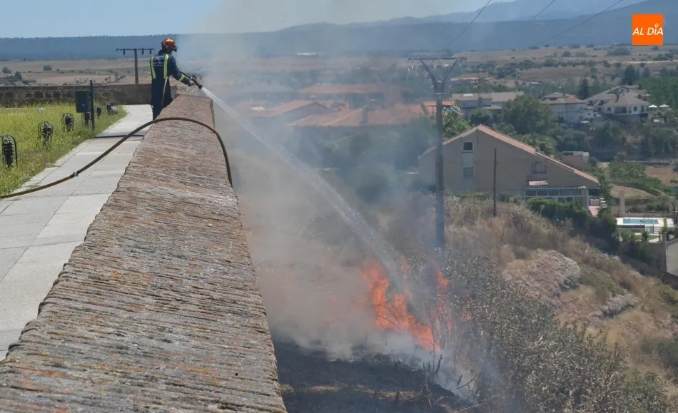 Un incendio calcina la zona anexa a la Cuesta de las Emes a los pies de la Puerta de Santiago  