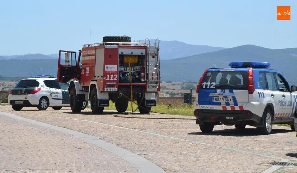 Foto 8 - Un incendio calcina la zona anexa a la Cuesta de las Emes a los pies de la Puerta de Santiago  
