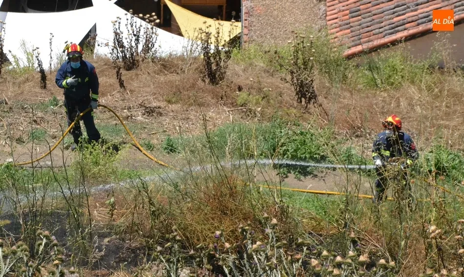 Foto 7 - Un incendio calcina la zona anexa a la Cuesta de las Emes a los pies de la Puerta de Santiago  