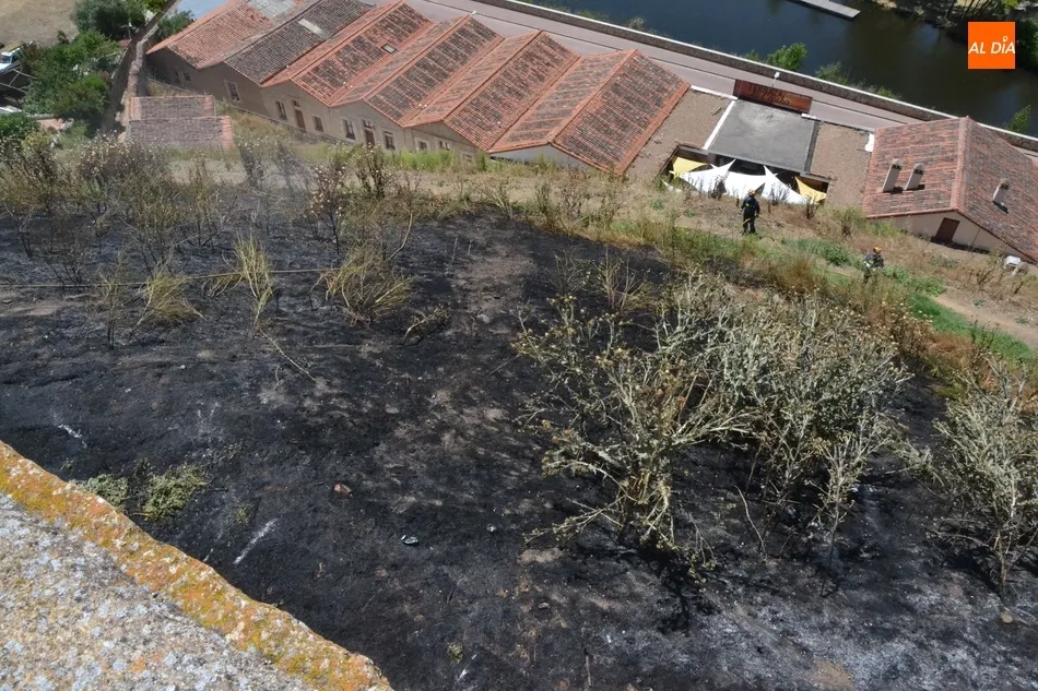 Foto 6 - Un incendio calcina la zona anexa a la Cuesta de las Emes a los pies de la Puerta de Santiago  