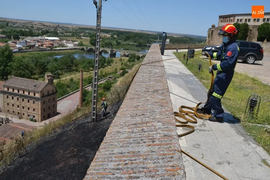 Foto 4 - Un incendio calcina la zona anexa a la Cuesta de las Emes a los pies de la Puerta de Santiago  