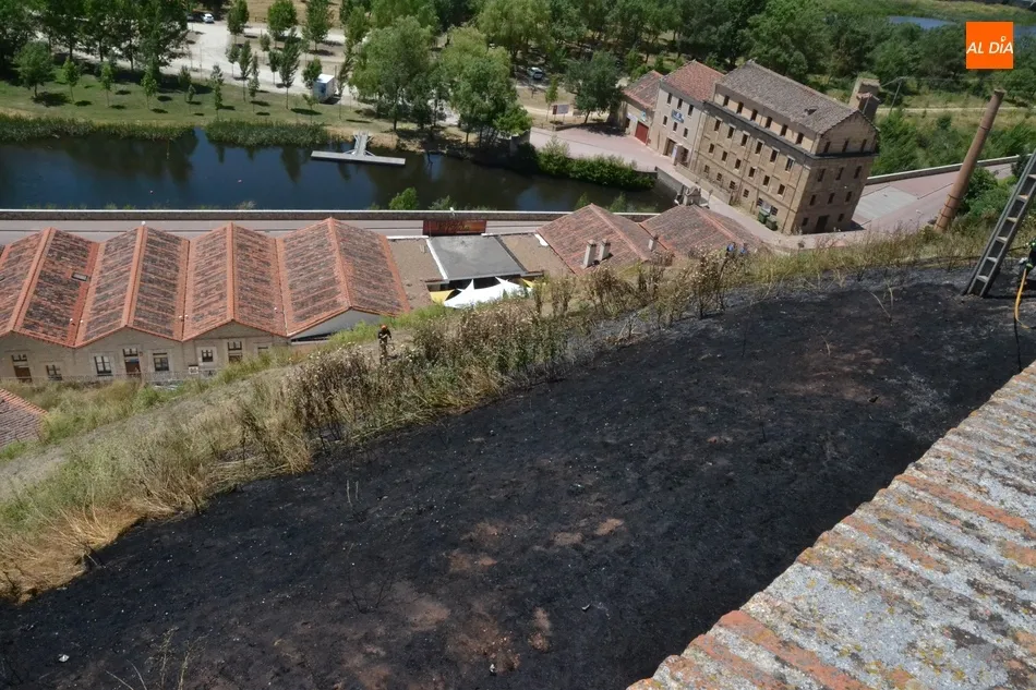Foto 3 - Un incendio calcina la zona anexa a la Cuesta de las Emes a los pies de la Puerta de Santiago  