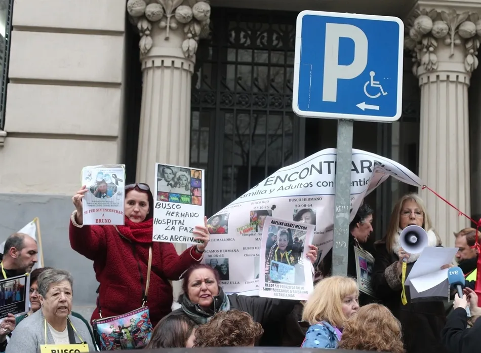 Algunos de los asistentes a la concentración estatal de bebés robados frente a la Fiscalia General del Estado, en Madrid, en enero de este año. Foto: EP