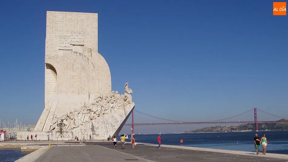 Monumento a los Descubrimientos en Lisboa, con el Puente 25 de abril al fondo/ Foto: MARTÍN-GARAY