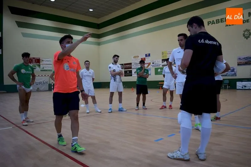 Óscar González da instrucciones a sus jugadores antes del primer entrenamiento en el Municipal de Alba de Tormes / Pedro Zaballos