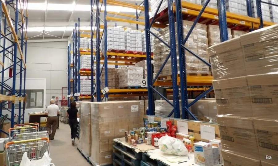 Almacén de uno de los Bancos de Alimentos que distribuyen productos entre las familias necesitadas. Foto del BANCO DE ALIMENTOS