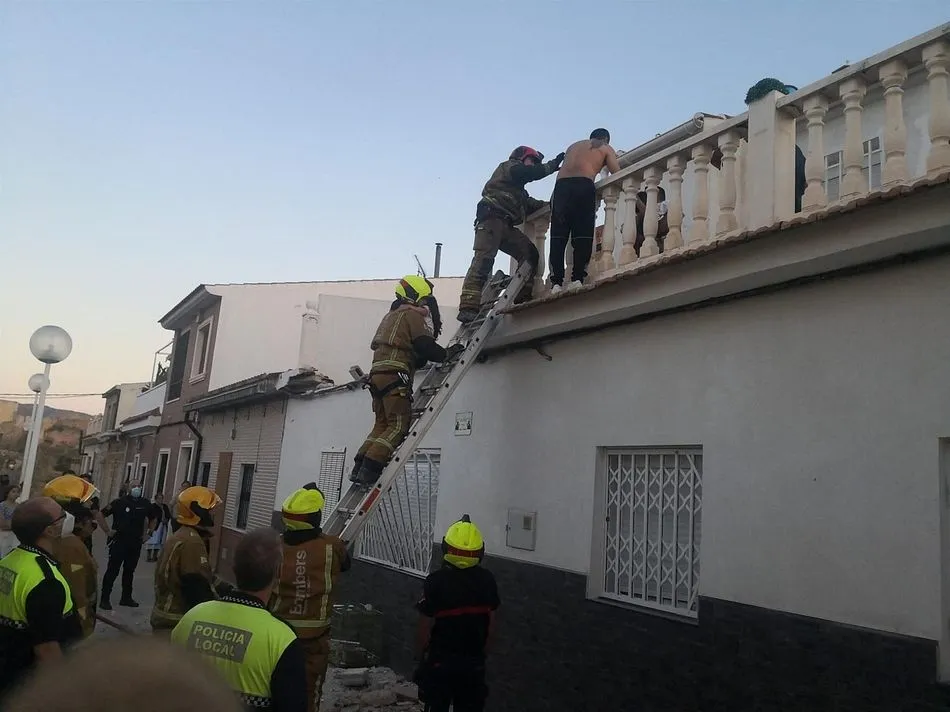 Una piscina hinchable provoca el derrumbe de una terraza en Elda
