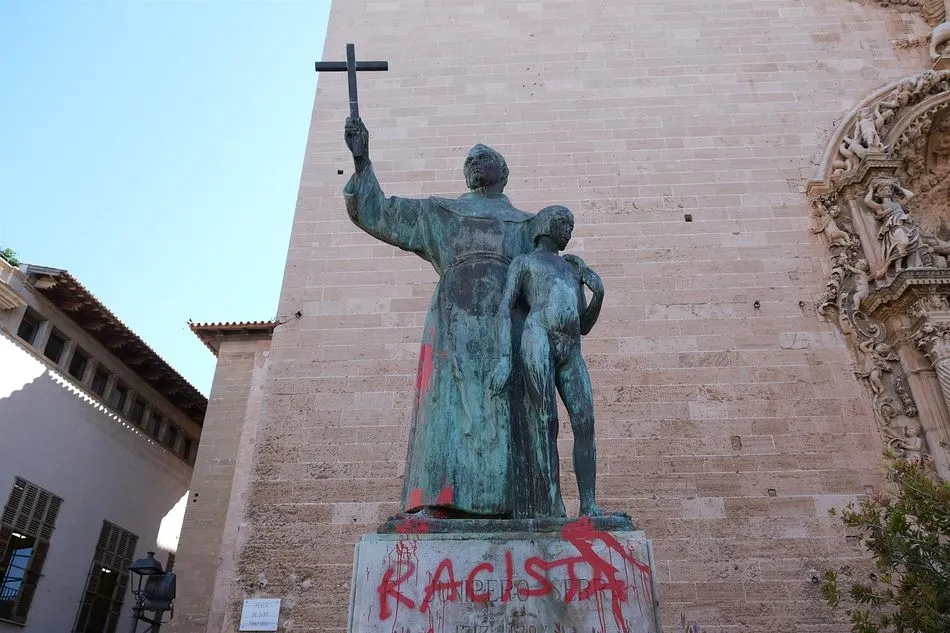 La estatua de Juníper Serra, situada en la plaza Sant Francesc de Palma, amanece con pintadas de racista tras ser derribada el sábado pasado por ser considerado asesino de indígenas. - Isaac Buj - Europa Press