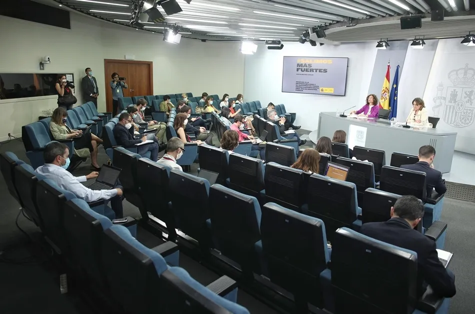 La ministra portavoz y de Hacienda, María Jesús Montero (i), y la vicepresidenta para la Transición Ecológica y el Reto Demográfico, Teresa Ribera (d), en rueda de prensa en Madrid. Foto: EP
