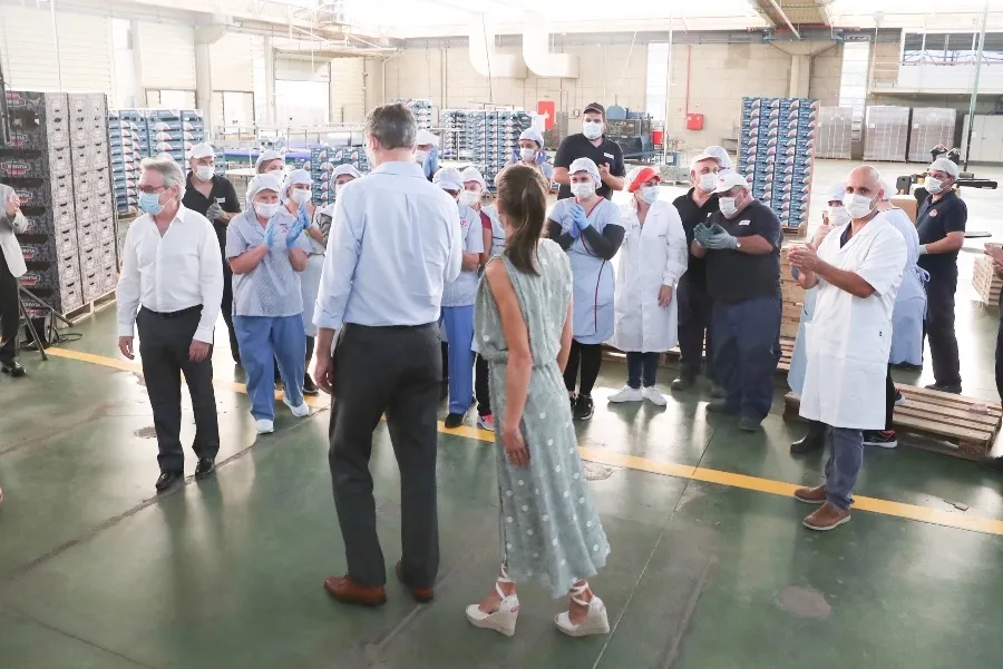 Foto 3 - La Reina Letizia luce en Canarias un vestido de Zara rebajado