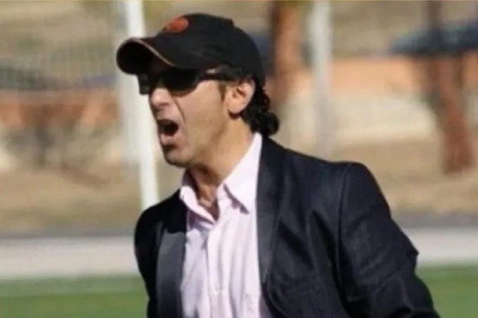 Jesús Benito da instrucciones a sus jugadores / Alba de Tormes CF