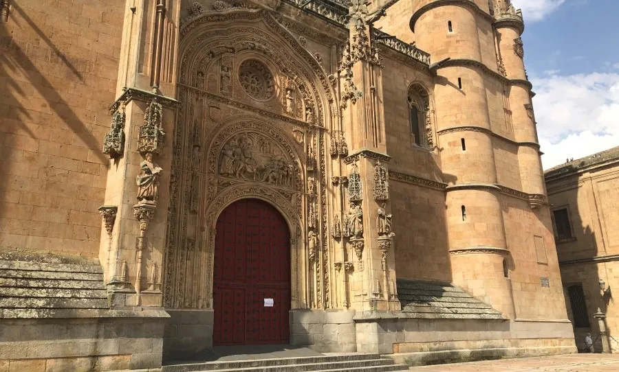 Una de las entradas de la Catedral Nueva de Salamanca. Foto Diócesis de Salamanca