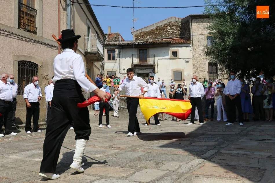 Foto 11 - Hinojosa de Duero baila la bandera por &ldquo;los sanitarios de Espa&ntilde;a&rdquo;  