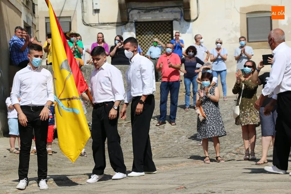 Foto 10 - Hinojosa de Duero baila la bandera por &ldquo;los sanitarios de Espa&ntilde;a&rdquo;  