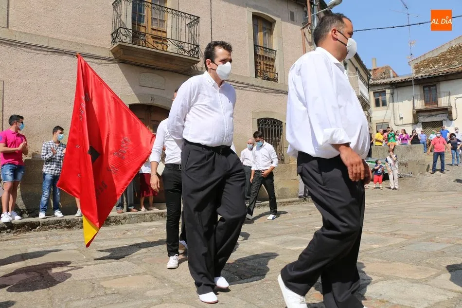 Foto 9 - Hinojosa de Duero baila la bandera por &ldquo;los sanitarios de Espa&ntilde;a&rdquo;  
