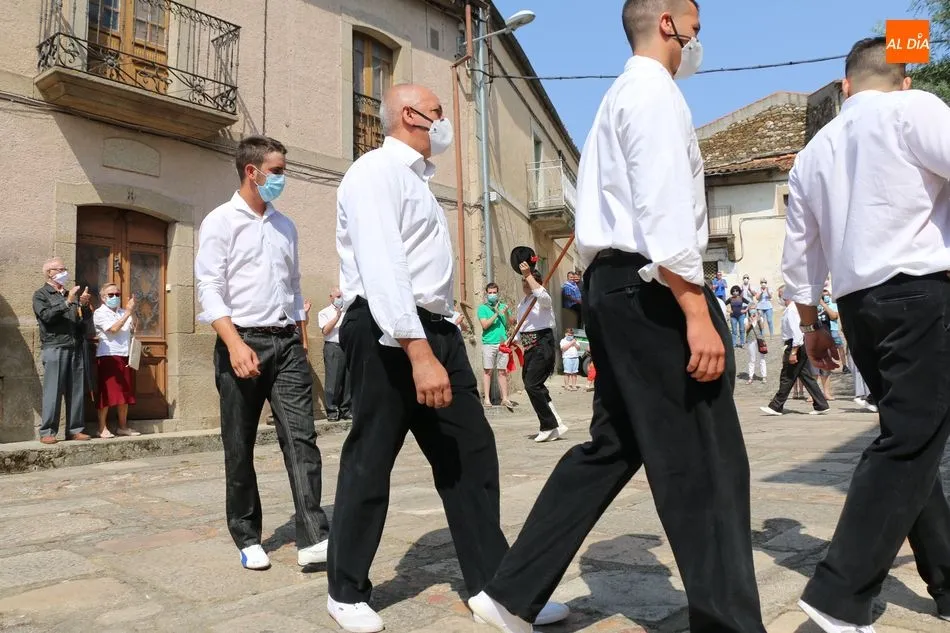 Foto 7 - Hinojosa de Duero baila la bandera por &ldquo;los sanitarios de Espa&ntilde;a&rdquo;  