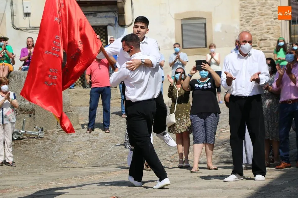 Foto 6 - Hinojosa de Duero baila la bandera por &ldquo;los sanitarios de Espa&ntilde;a&rdquo;  