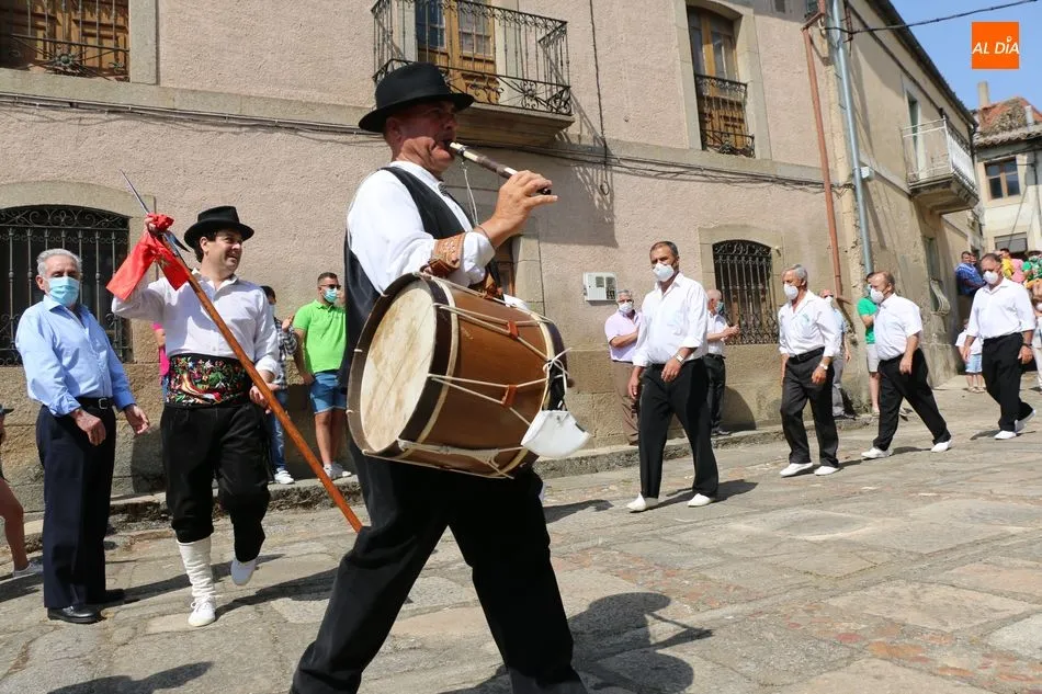 Foto 5 - Hinojosa de Duero baila la bandera por &ldquo;los sanitarios de Espa&ntilde;a&rdquo;  