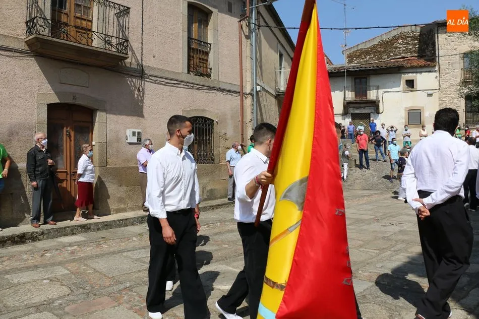 Foto 4 - Hinojosa de Duero baila la bandera por &ldquo;los sanitarios de Espa&ntilde;a&rdquo;  