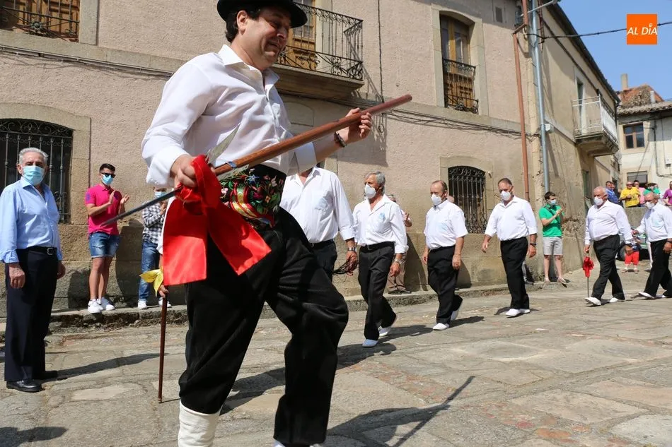 Foto 3 - Hinojosa de Duero baila la bandera por &ldquo;los sanitarios de Espa&ntilde;a&rdquo;  
