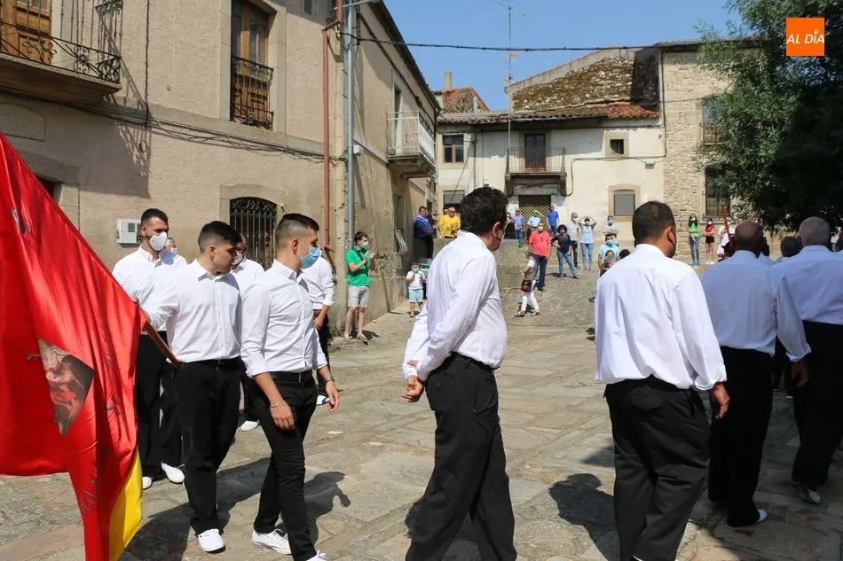 Foto 2 - Hinojosa de Duero baila la bandera por &ldquo;los sanitarios de Espa&ntilde;a&rdquo;  