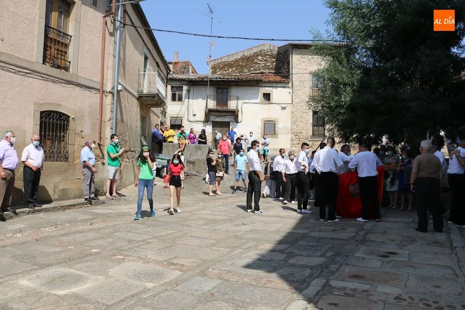Hinojosa de Duero baila la bandera por los sanitarios de España  