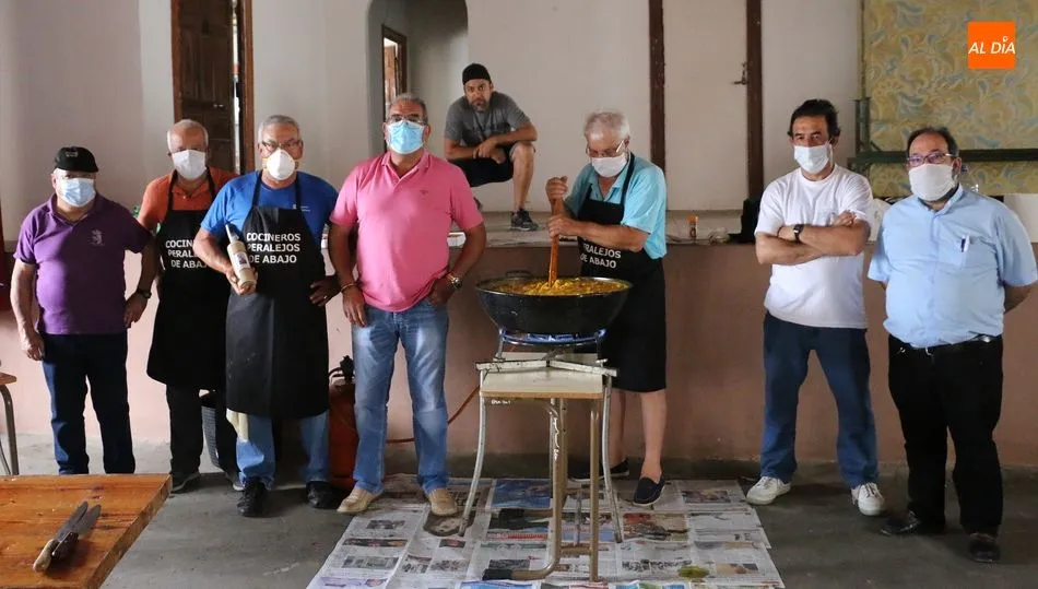 El alcalde agradecía al equipo de cocineros su colaboración cada vez que se les requiere / CORRAL