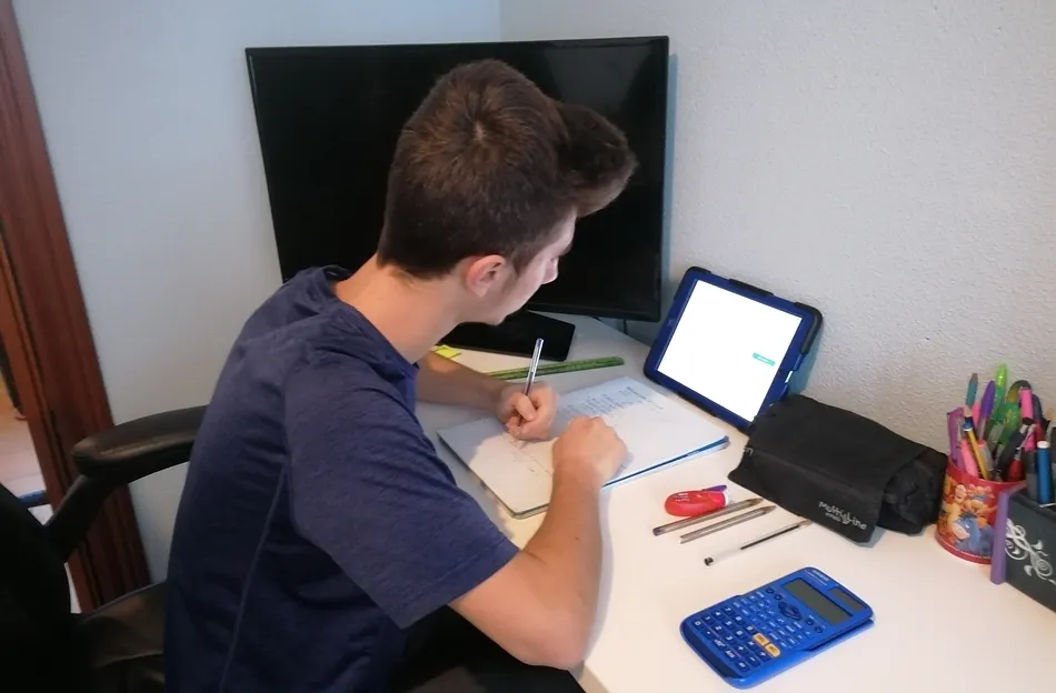 Alumno trabajando desde casa