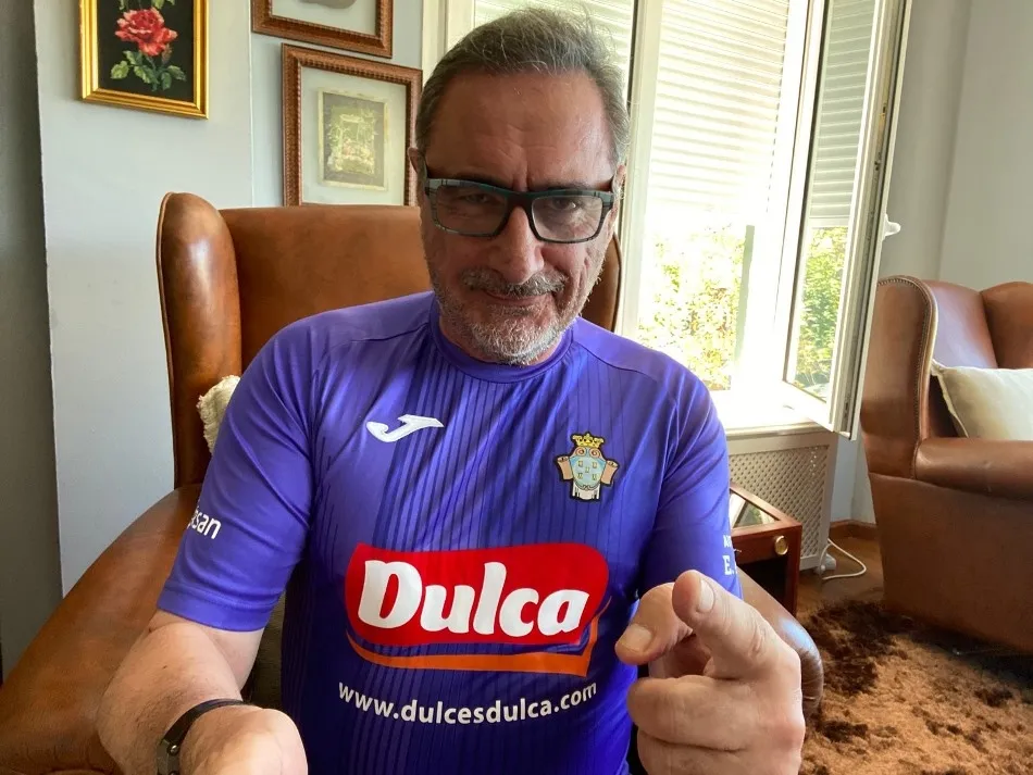 Foto 2 - Carlos Herrera promociona Pe&ntilde;aranda luciendo la camiseta de este equipo en su programa radiof&oacute;nico