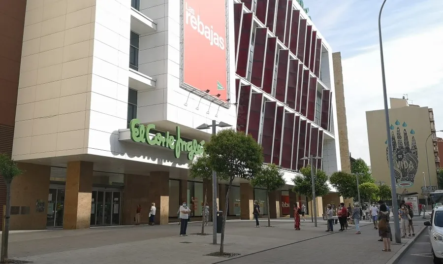 Foto 2 - El Corte Ingl&eacute;s adelanta las rebajas de verano y refleja en su spot la &ldquo;distancia social&rdquo;...