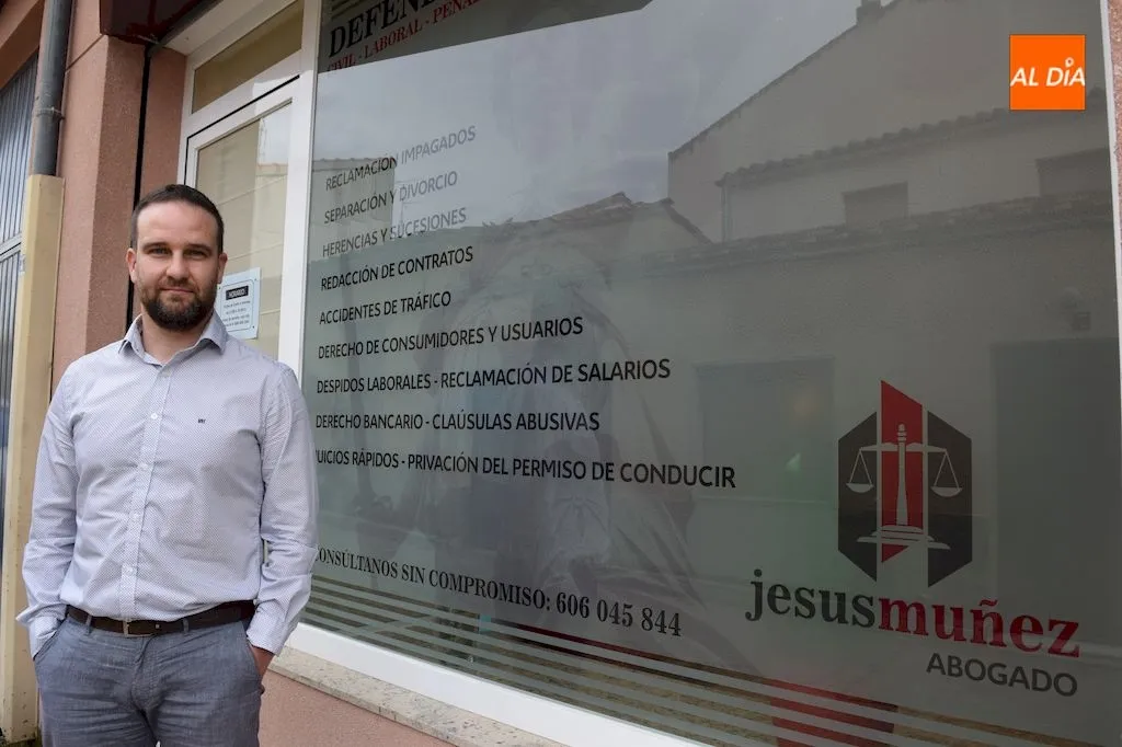 Jesús Múñez Chávez a la puerta de su despacho de abogados en Alba de Tormes / Pedro Zaballos