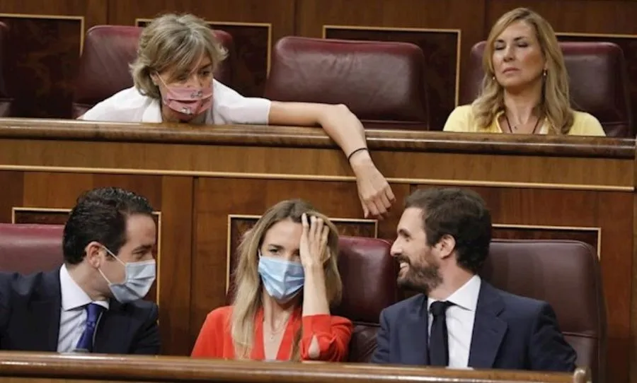 El presidente del Partido Popular, Pablo Casado, en el Pleno del Congreso, junto a sus diputados. Foto de Javi Martínez / Pool