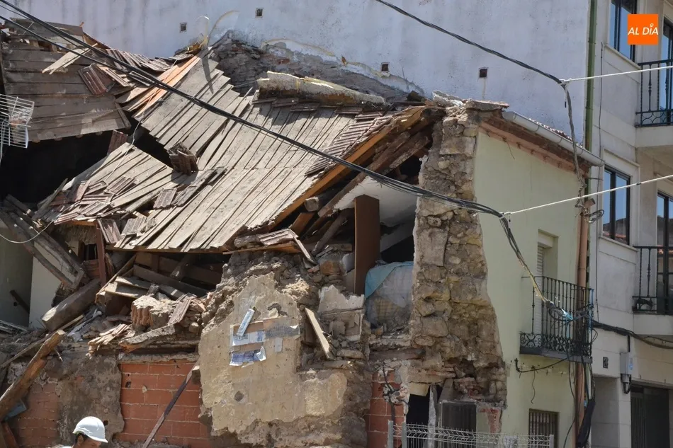 Foto 2 - Se derrumba parcialmente una casa en la calle Santa Clara  