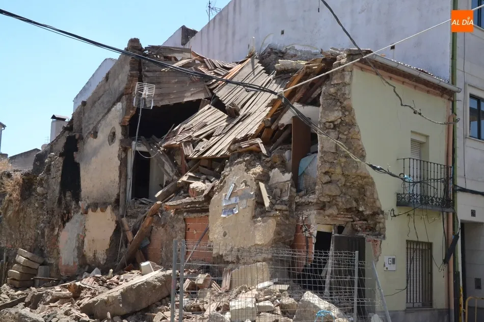 Se derrumba parcialmente una casa en la calle Santa Clara  