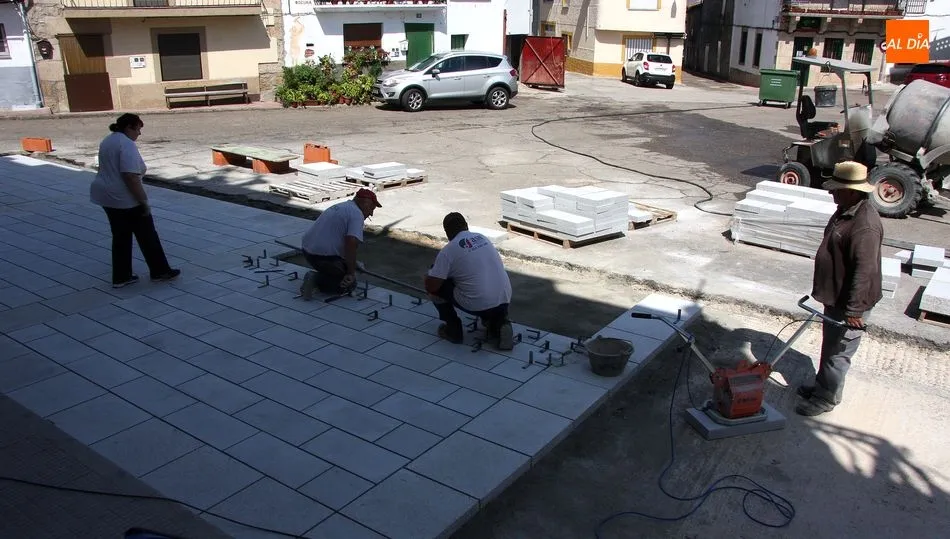 Empleados municipales colocando las losas de granito / CORRAL