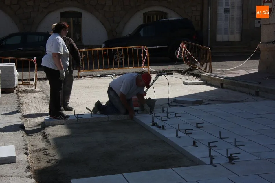 Foto 8 - La nueva Plaza de Villarino en granito va tomando forma  