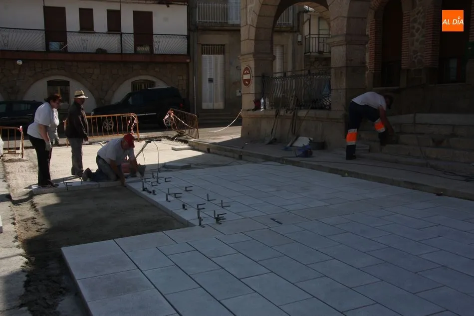 Foto 7 - La nueva Plaza de Villarino en granito va tomando forma  