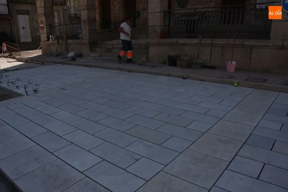 Foto 5 - La nueva Plaza de Villarino en granito va tomando forma  