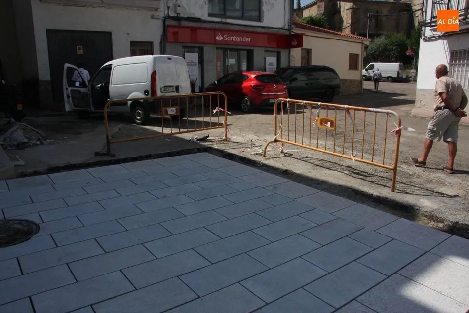 Foto 4 - La nueva Plaza de Villarino en granito va tomando forma  